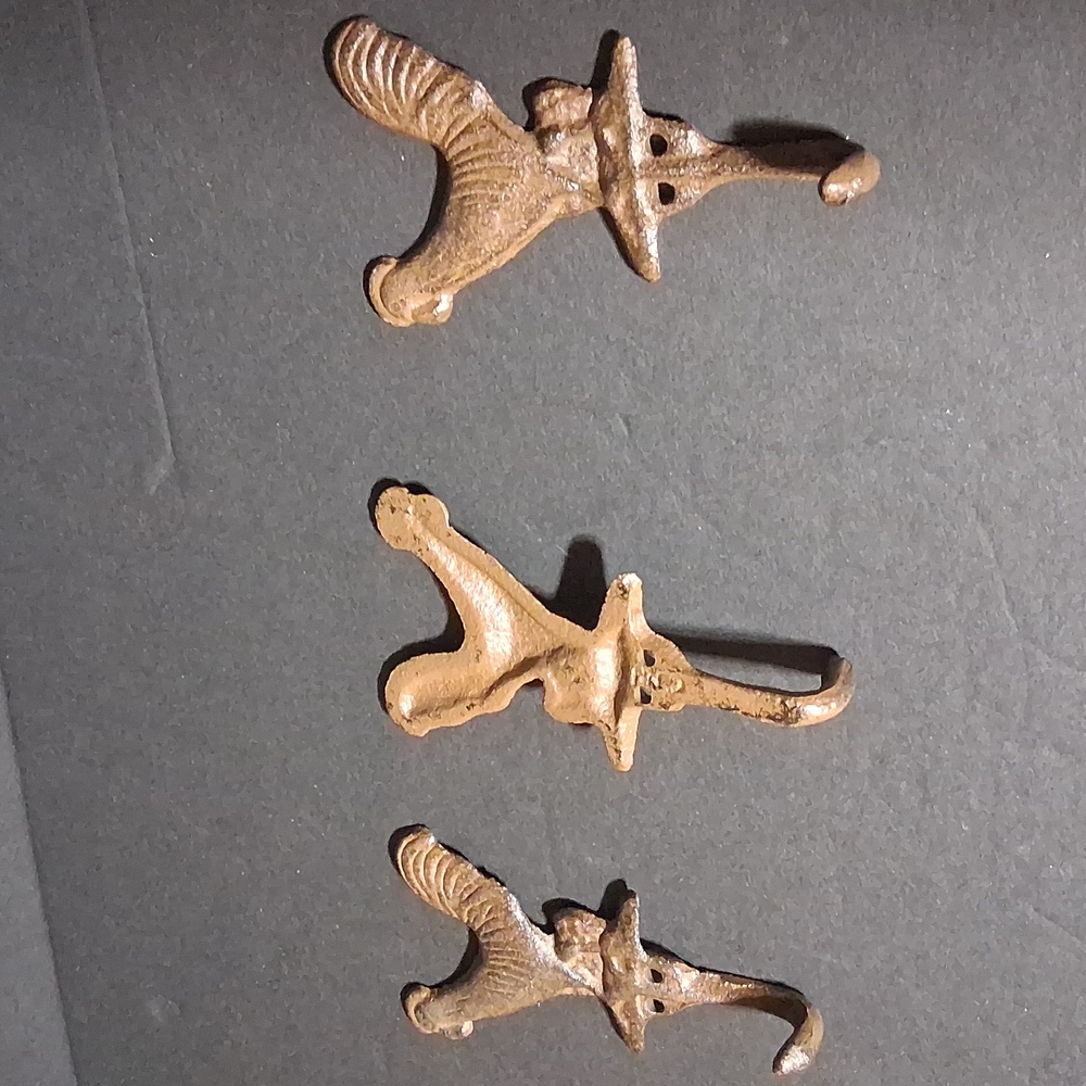 Set Of 3 Rustic Rooster Cast Iron Hooks 4 1/2" Tall - Picture 2 of 2